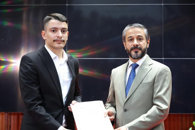 تكريم الطالب الأول على كلية بغداد للعلوم الطبية بجائزة قائمة وزير التعليم العالي والبحث العلمي للمتفوقين